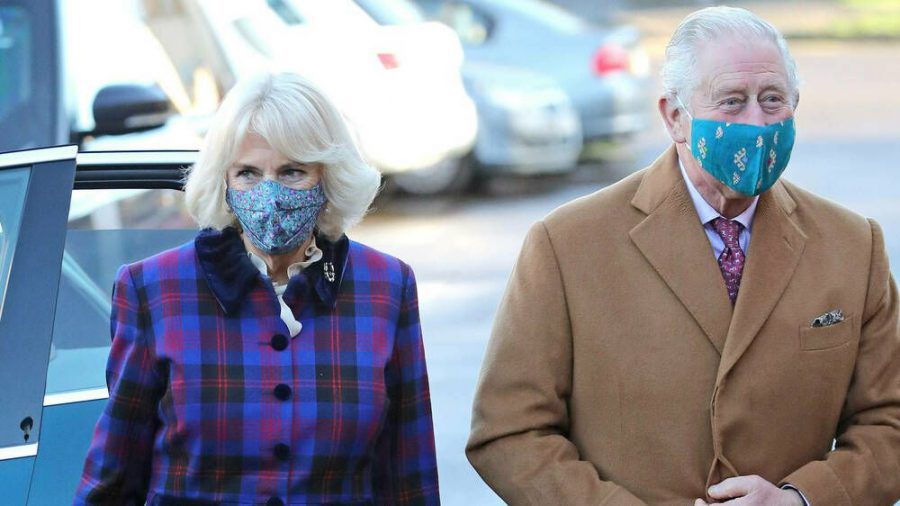 Prinz Charles und Herzogin Camilla bei der Besichtigung eines Impfzentrums. (hub/spot)