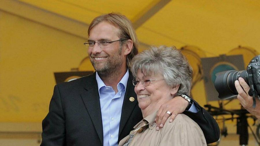 Der damalige Meistertrainer Jürgen Klopp (Borussia Dortmund) mit seiner Mutter "Liesbeth" beim Empfang auf dem Sportgelände seines Heimatverein SV Glatten (Kreis Freudenstadt) im Jahr 2011. (ili/spot)