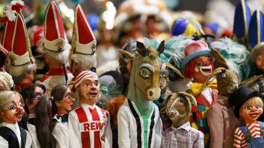 Wegen der Pandemie gibt es 2021 nur eine Puppen-Version des Rosenmontagszuges in Köln (wue/spot)