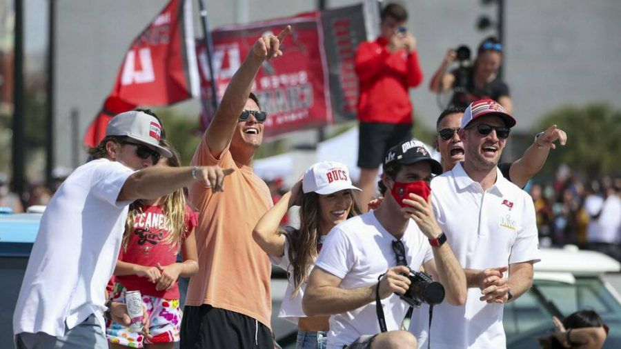 Tom Brady (2.v.l., orangefarbenes T-Shirt) während der Siegesparade nach dem Super-Bowl-Triumph der Tampa Bay Buccaneers. (dr/spot)