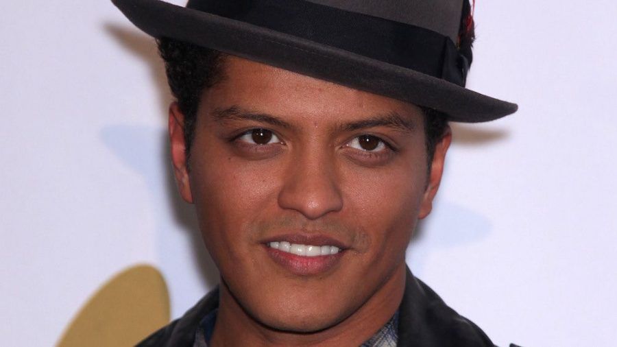 Inwiefern der Täter auch optisch Ähnlichkeiten mit Bruno Mars hat, ist bislang nicht bekannt. (dr/spot)