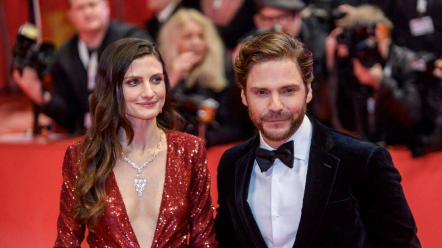 Daniel Brühl mit Ehefrau Felicitas Rombold bei der Berlinale 2020. (ncz/spot)