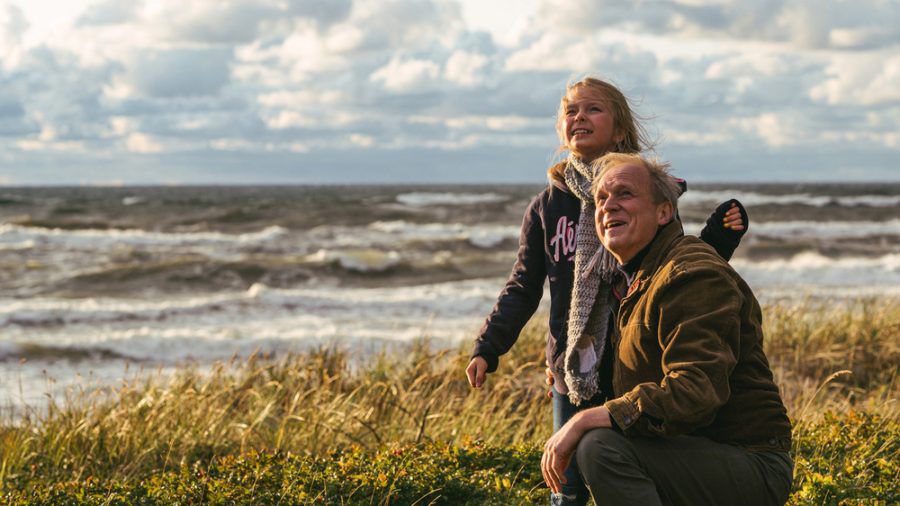 "Meeresleuchten": Thomas Wintersperger (Ulrich Tukur) mit Max' Enkelin Lena (Ksenija Sisko) beim Drachensteigen an der Ostsee. (ili/spot)
