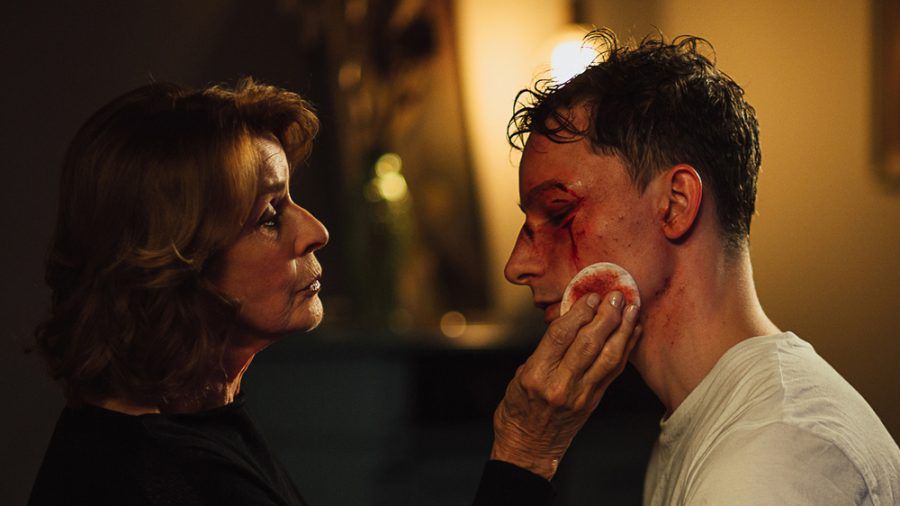 "Martha und Tommy": Martha (Senta Berger) möchte Tommy (Jonathan Berlin) helfen (cg/spot)