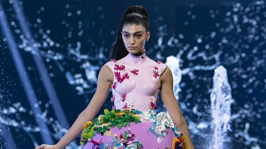 Soulin auf dem Catwalk in einem Kleid von Marina Hoermanseder (mia/spot)