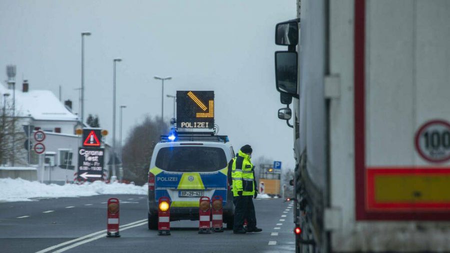 Die Polizei führte vorübergehende Grenzkontrollen zu Tirol und Tschechien ein. (dr/spot)