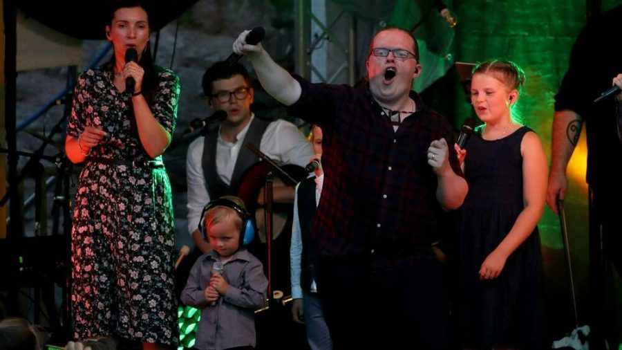 Angelo Kelly (4.v.l.) mit seiner Familie bei fraglicher "Irish Summer Tour". Sein Sohn Williams steht mit Kopfhörer mit auf der Bühne. (dr/spot)