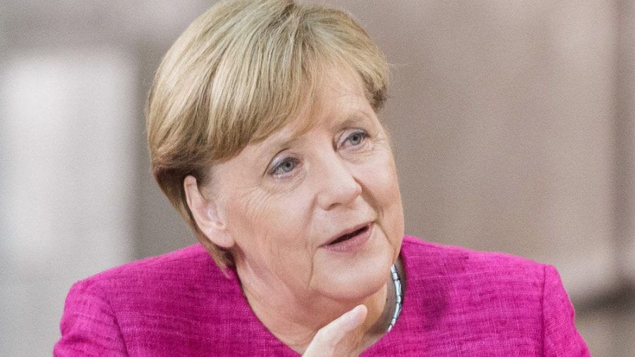 Bundeskanzlerin Angela Merkel steht im "heute journal" Rede und Antwort. (ili/spot)