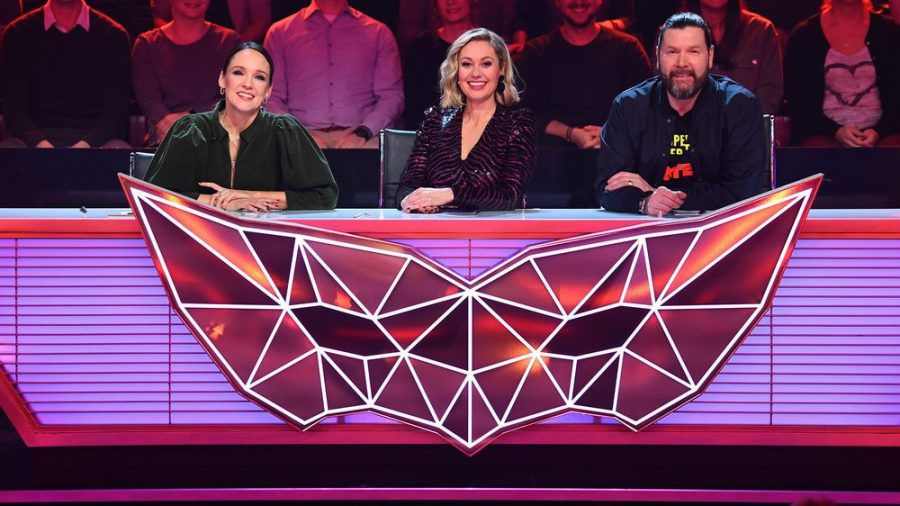Carolin Kebekus (li.) sitzt für die erste "Masked Singer"-Folge mit Ruth Moschner und Rea Garvey im Rateteam. (jom/spot)