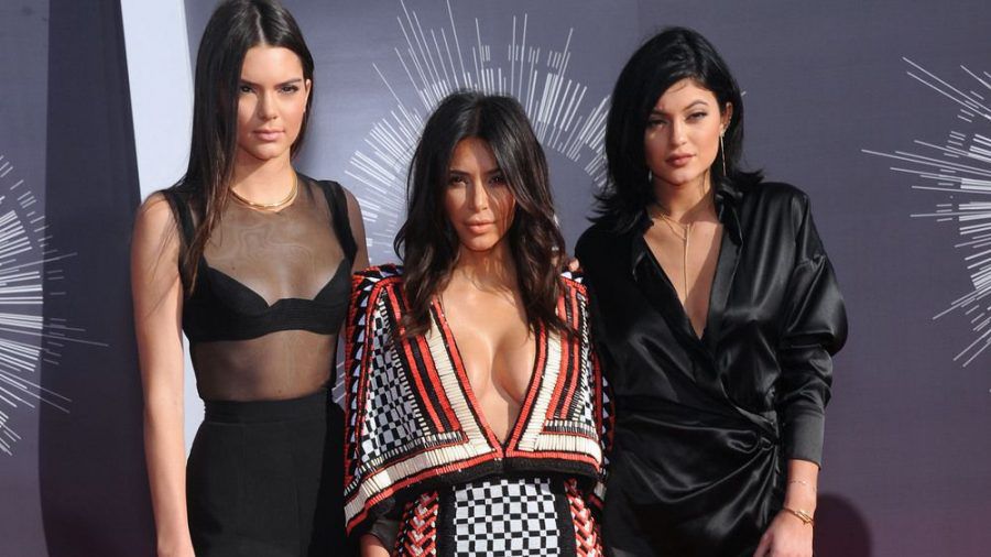 Kendall Jenner, Kim Kardashian und Kylie Jenner (v.l.n.r.) auf dem roten Teppich im Jahr 2014. (jom/spot)
