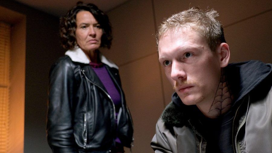 ARD/SWR "Tatort: Hetzjagd" vom Sonntag (14.02.21): In Untersuchungshaft spricht Ludger Rehns (Daniel-Noël Fleischmann) mit Lena Odenthal (Ulrike Folkerts) (hub/spot)