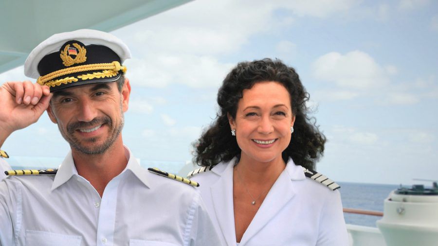Als Hoteldirektorin Hanna Liebhold steht Barbara Wussow bei "Das Traumschiff" unter anderem mit Florian Silbereisen (l.) vor der Kamera. (amw/spot)