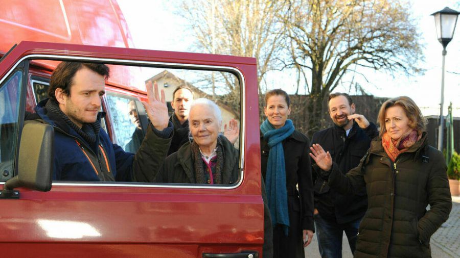 Florian nimmt endgültig Abschied von seinen Freunden und seiner Familie in Lansing (v.l.): Florian (Tommy Schwimmer), Mike (Harry Blank), Theresa (Ursula Erber), Annalena (Heidrun Gärtner), Gregor (Holger Matthias Wilhelm) und Veronika (Senta Auth). (ili/spot)