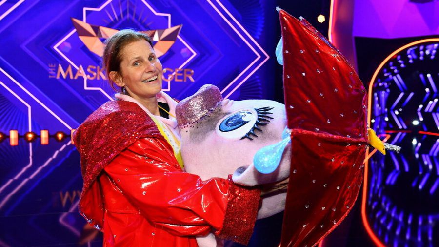 Bei "The Masked Singer" enthüllt: Unter dem Schwein verbarg sich Moderatorin Katrin Müller-Hohenstein. (ili/spot)
