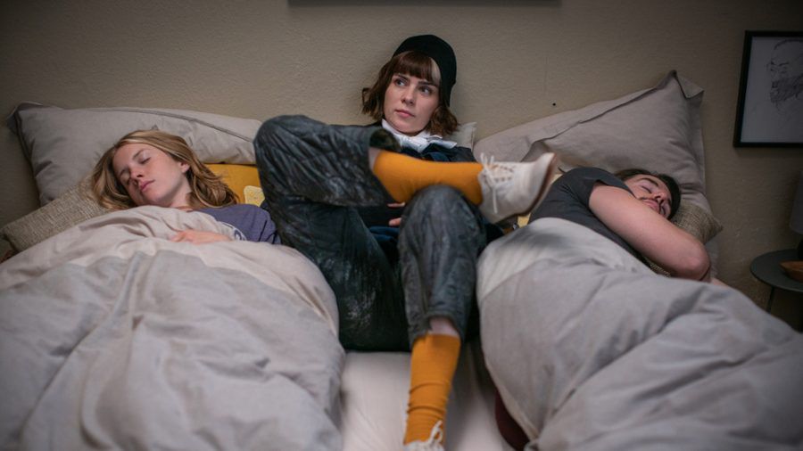 "The Mopes": Monika (Nora Tschirner) zwischen Susa (Paula Kalenberg) und Mat (Roel Dirven) (ili/spot)