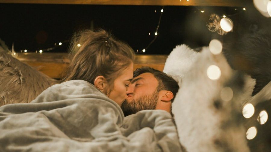 Mimi und "Bachelor" Niko küssen sich (ili/spot)