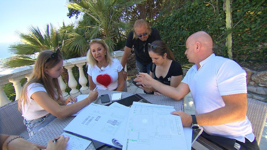 Kleinkrieg auf der Baustelle in Monaco: Shania (li.) und Davina (2.v.re.) sind sich uneinig, wer das schönere Zimmer bekommt (rto/spot)
