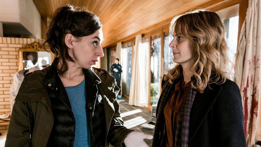 "Tatort: Schoggiläbe": Kommissarin Isabelle Grandjean (Anna Pieri Zuercher, r.) und ihre Kollegin Tessa Ott (Carol Schuler) (cg/spot)