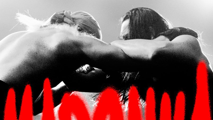 Keine Wrestler, sondern die Rapper Bausa und Apache 207 gehen sich hier an die Gurgel. (stk/spot)