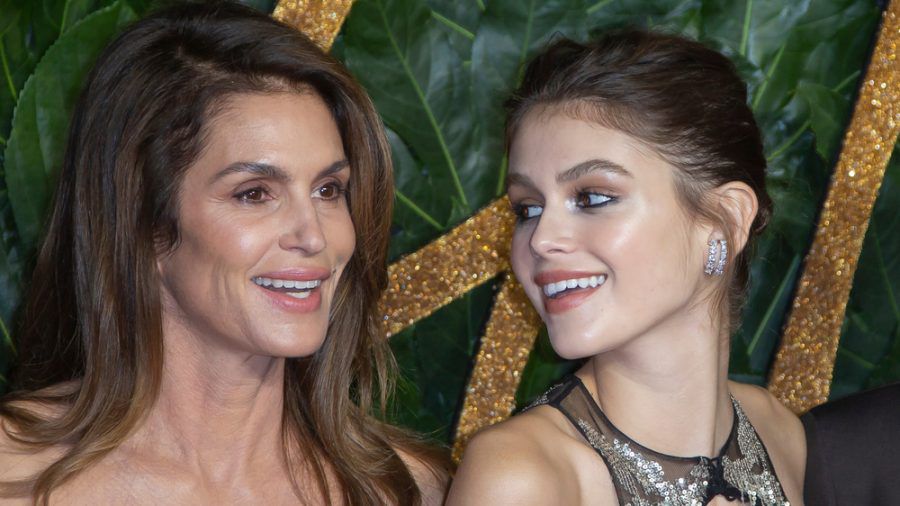 Kaia Gerber (re.) hat die Model-Gene ihrer Mutter Cindy Crawford geerbt. (eee/spot)