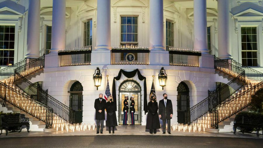 US-Präsident Joe Biden (l.), First Lady Jill Biden, Vizepräsidentin Kamala Harris und ihr Ehemann Douglas Emhoff gedenken der Corona-Opfer. (ili/spot)