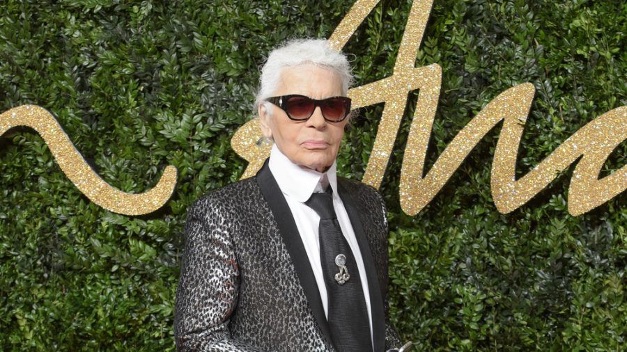 Zopf und Sonnenbrille: Für diesen Look war Karl Lagerfeld bekannt. (ncz/spot)