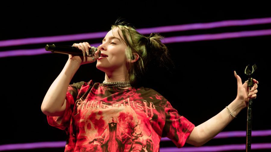 Billie Eilish während eines Konzerts in Barcelona 2019 (dr/spot)