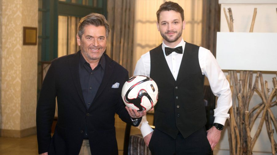 Thomas Anders (li.) wird von Autogramm-Jäger David verfolgt. (jom/spot)