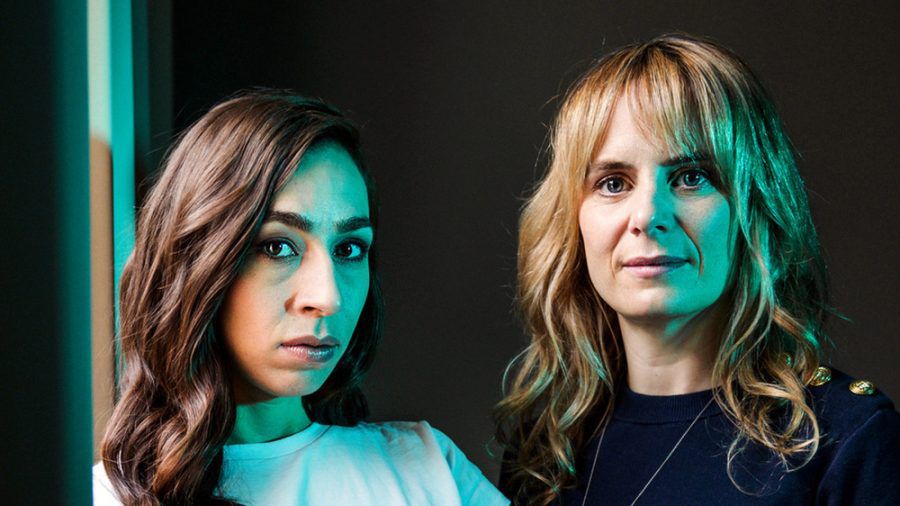 Die Kommissarinnen Isabelle Grandjean (Anna Pieri Zuercher, r.) und Tessa Ott (Carol Schuler) im "Tatort: Schoggiläbe". (dr/spot)