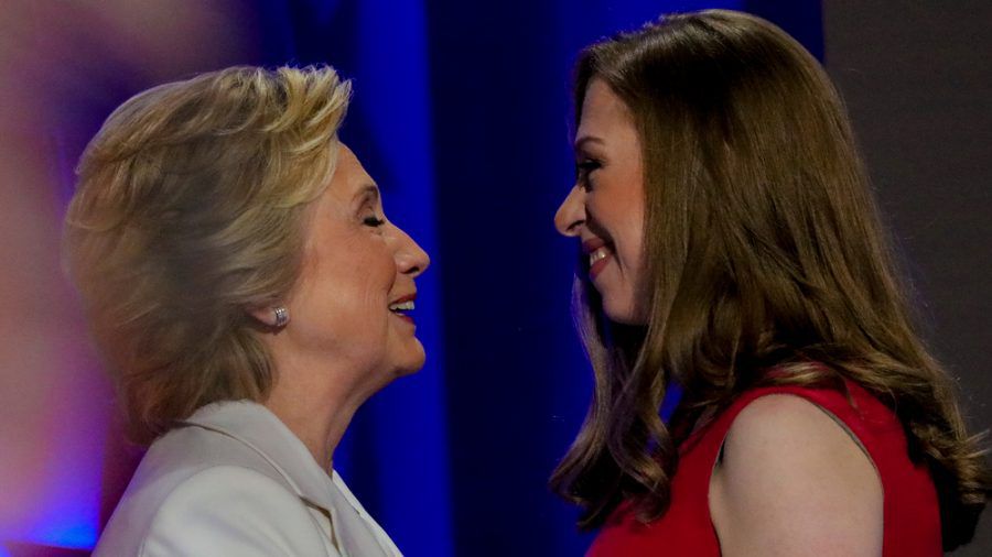 Hillary Clinton und ihre Tochter Chelsea bei einer Wahlveranstaltung 2016 (rto/spot)