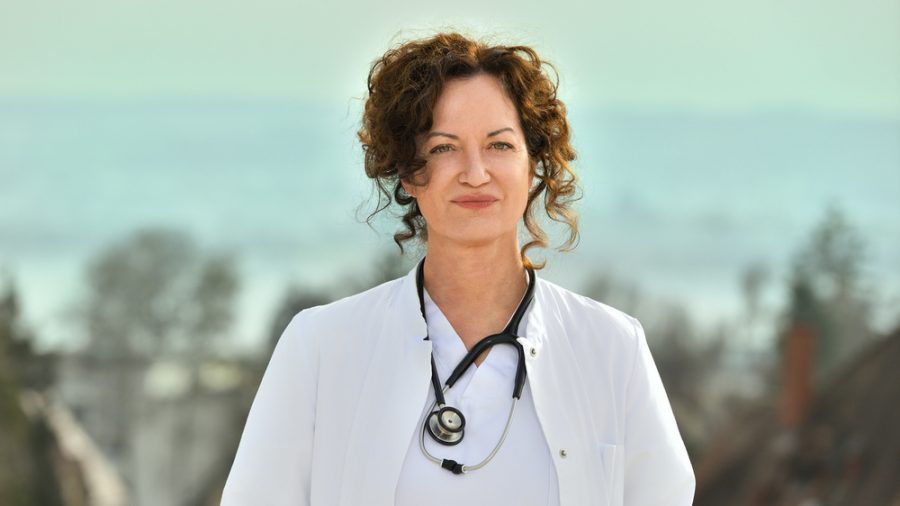 "Die Welt steht still": Natalia Wörner als Konstanzer Intensivmedizinerin Dr. Carolin Mellau. (dr/spot)