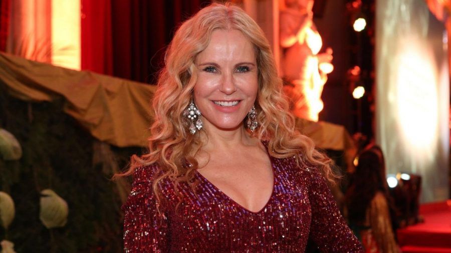 Video: Neuer Look: Katja Burkard zeigt sich mit glatten Haaren