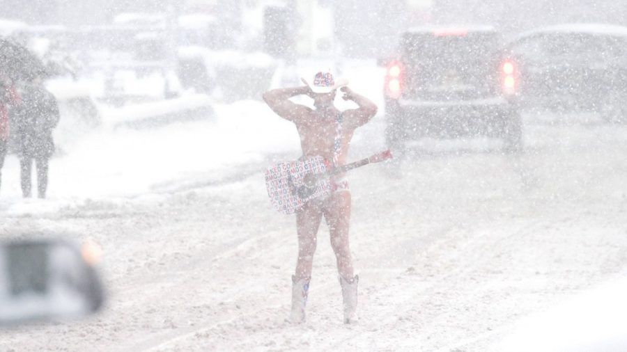 "Naked Cowboy": Einsam in der Pandemie, allein im Schneesturm