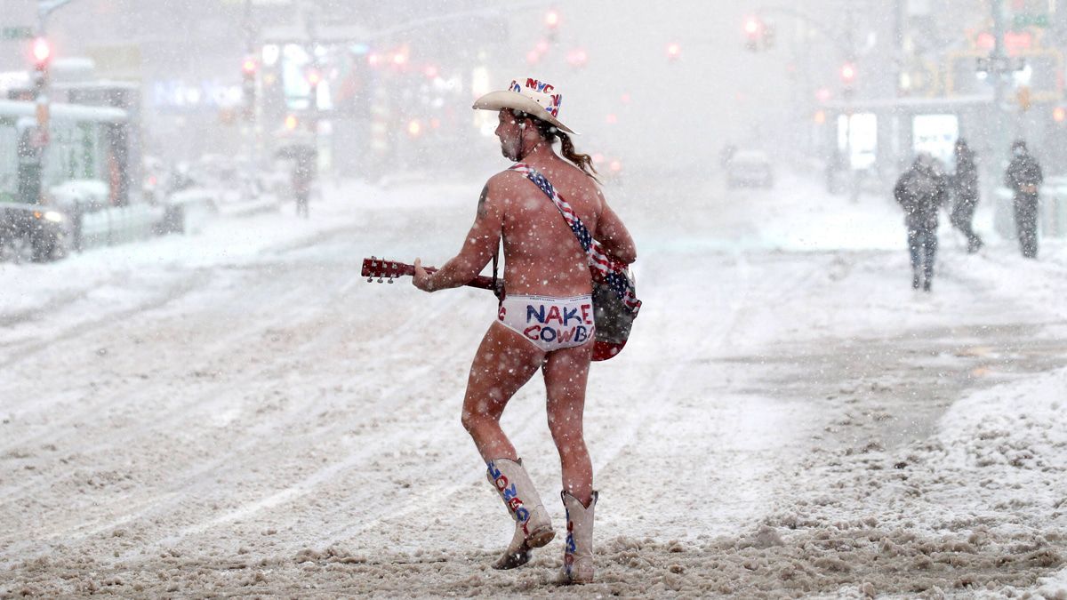 "Naked Cowboy": Einsam in der Pandemie, allein im Schneesturm