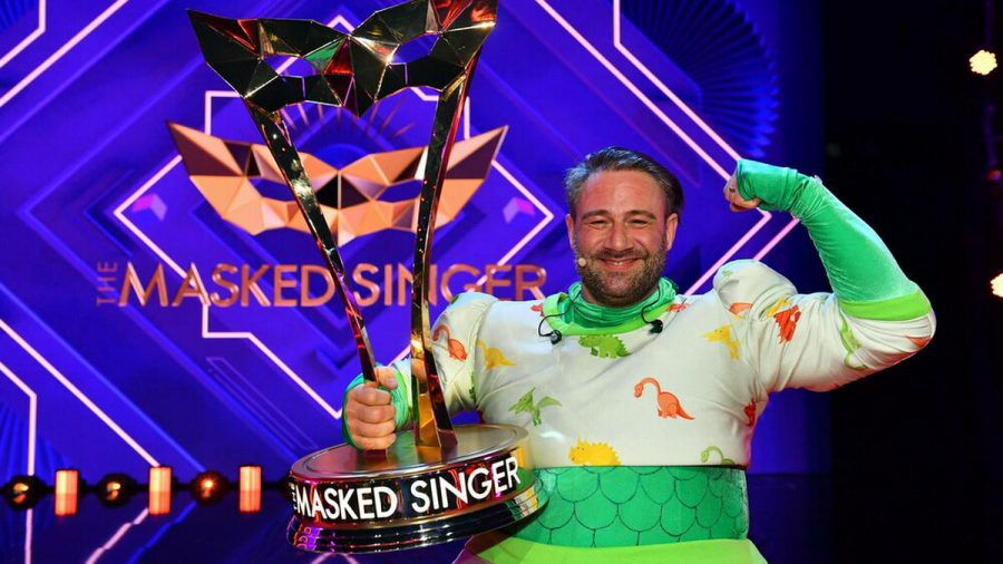 Der vierte "The Masked Singer" heißt Sasha. Er steckte unter dem Dino-Kostüm. (ili/spot)