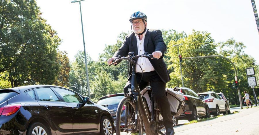 Mit elektrischem Rückenwind: Besser nur mit Helm und nach ausführlicher Einweisung mit dem E-Bike durchstarten.