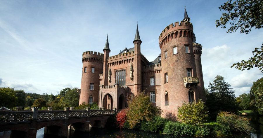 Schloss Moyland am Niederrhein verfügt über eine einzigartige Sammlung an Werken des Künstlers Joseph Beuys - es liegt entlang der neuen Radroute «Beuys & Bike».