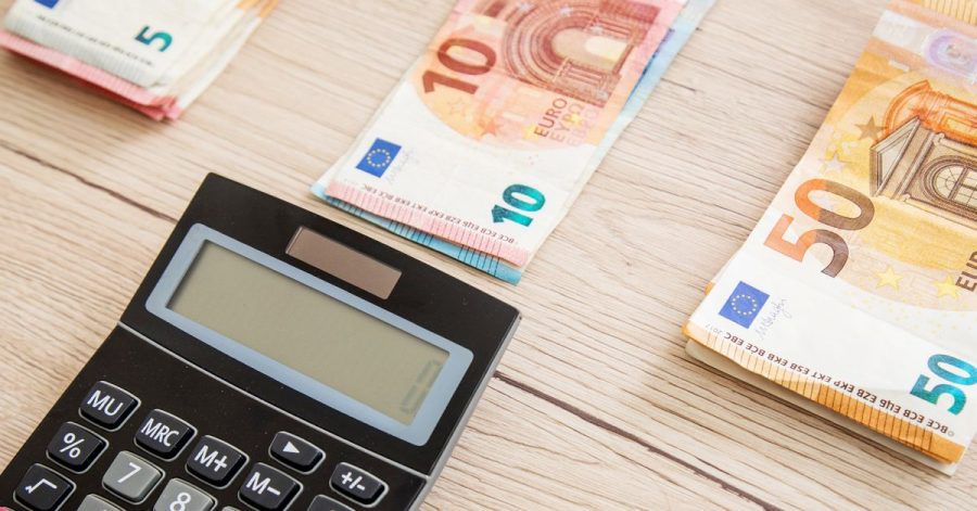 Einen Vertrag zur Finanzierung sollte man nicht voreilig unterschreiben. Mitunter bietet die Hausbank bessere Konditionen als der Verkäufer.