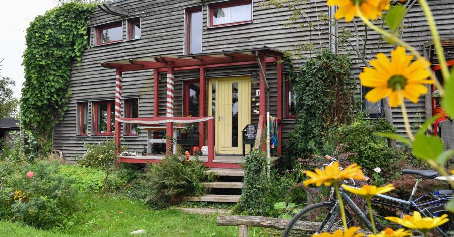 Die Gebäudehülle spielt eine wichtige Rolle bei der Klimabilanz eines Hauses - die Fassade kann man ökologisch etwa mit Holz dämmen.
