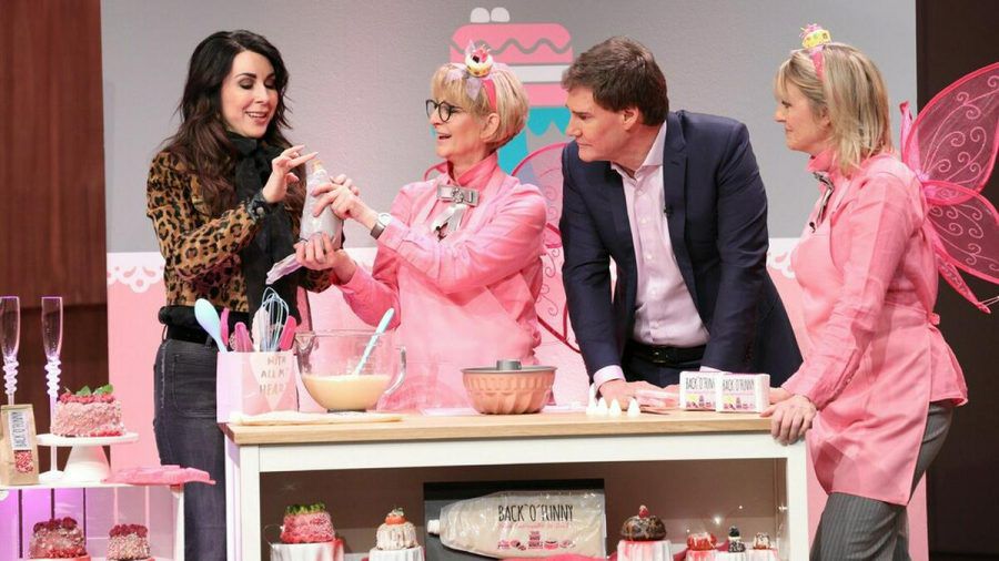 Judith Williams (l.) und Carsten Maschmeyer lassen sich "BACK'O'FUNNY" vorführen (wag/spot)