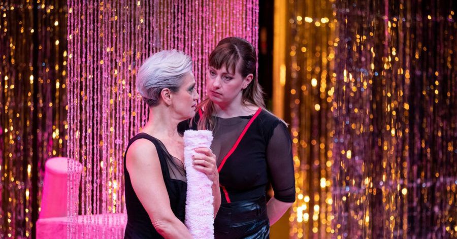 Die Schauspielerinnen Adeline Schebesch (l) und Lisa Mies stehen im Stück «Sex Arbeit»: Nun kommen in einer Podcast-Reihe des Staatstheaters Nürnberg Sexarbeitende selbst zu Wort.