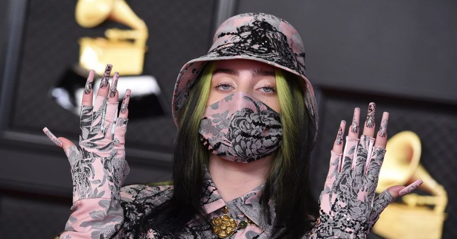 Billie Eilish noch im alten Look.