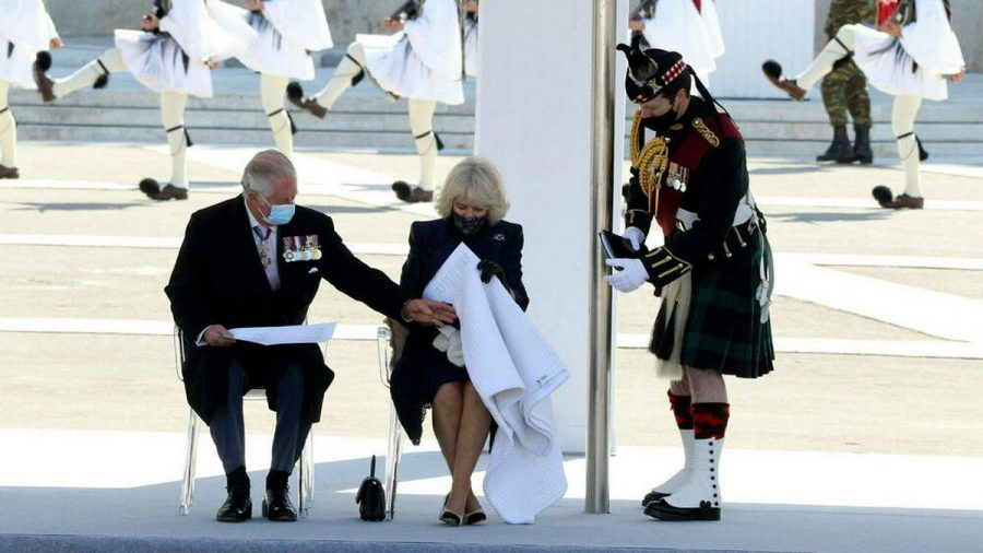 Prinz Charles hilft Herzogin Camilla mit einer Decke. (wue/spot)