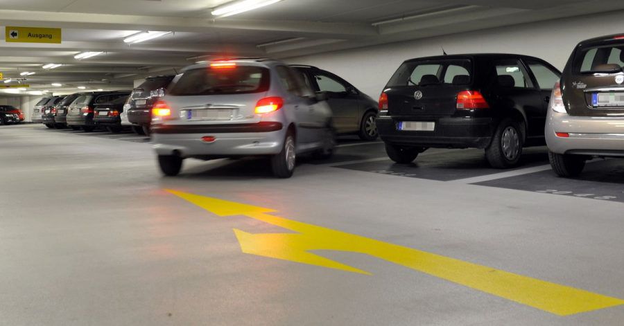 Wer im Parkhaus parkt, sollte die dort angebrachten Schilder beachten. Kommt es zu einem Unfall, können sich die Verkehrszeichen auf die Haftungsfrage auswirken.