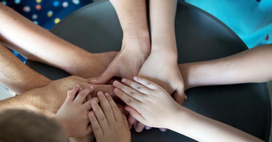 Mit den Familienmitgliedern täglich zusammenkommen zu einer Gesprächsrunde - das kann helfen, Konflikte in der Corona-Krise zu vermeiden.