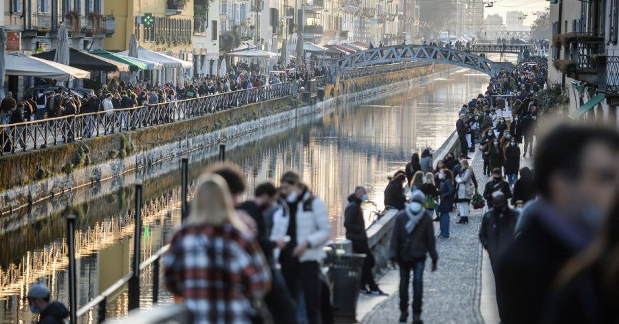 Menschen in Mailand: Von Montag an gilt für Millionen Menschen in Italien wieder ein strikter Lockdown.
