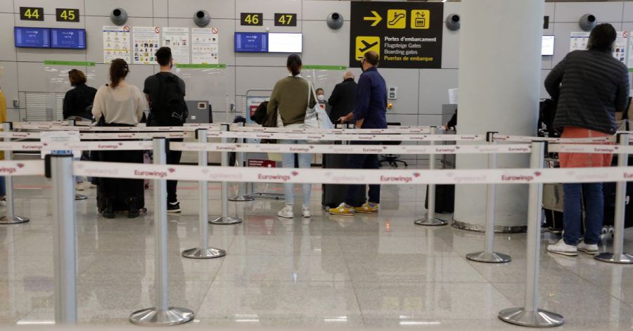 Urlauber am Check-in-Schalter auf dem Flughafen von Palma: Wer derzeit nach Mallorca fliegt, muss vor der Rückkehr nach Deutschland einen Coronatest machen.