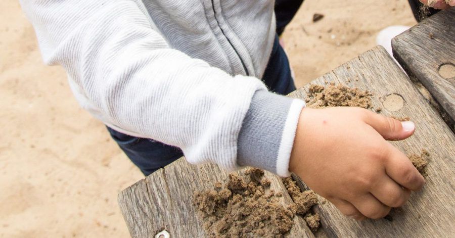Autisten stehen derzeit vor großen Herausforderungen - vieles ist für sie jetzt noch anstrengender als sonst. Auch die Eltern betroffener Kinder stehen unter zusätzlichem Druck.