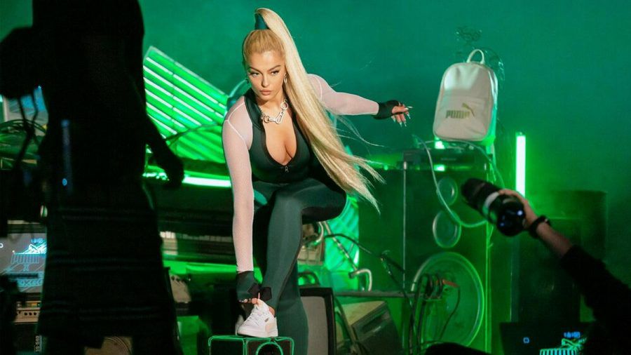 Bebe Rexha wirbt für ihre eigene Puma-Produktreihe. (jom/spot)