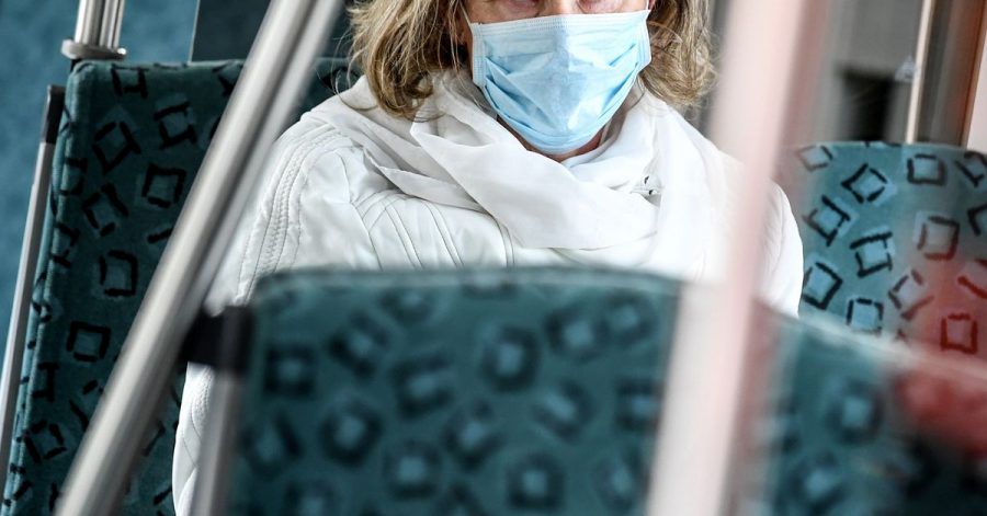 Eine Frau trägt einen Mundschutz in einer S-Bahn in Berlin.